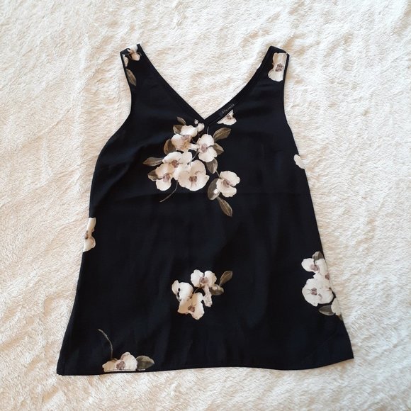 Dynamite Tops - V-Neck Black Floral Tank
